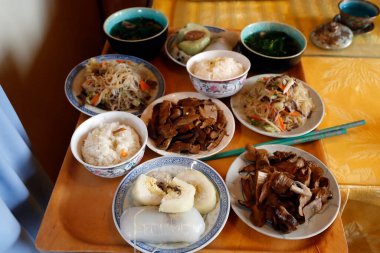 Tu An Budist tapınağı. Ata sunağı. Vejetaryen adaklar. Aziz Pierre en Faucigny. Fransa. 