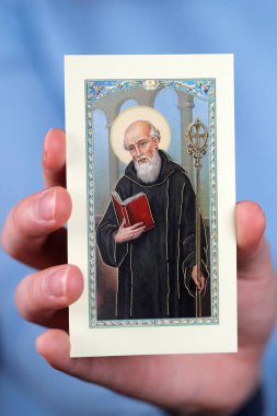 Nursia 'nın Benedict' i ellerinde. Benedict 'in en büyük başarısı, Aziz Benedict hükümdarlığı, rahiplerinin uyması gereken bir dizi kural içeriyor..  