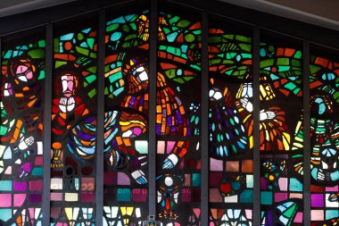 Aziz Roch Kilisesi. Lekeli cam pencere. Aziz Roch. Cannes. Fransa. 