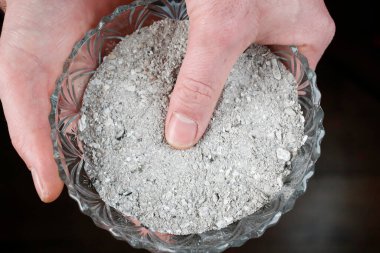 El ve küle yakın çekim. Kül Çarşambası. Perhiz mevsimi. 