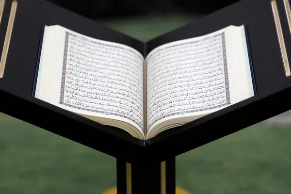 モスクでのイスラームの聖書クルアーンは読書と祈りのために開かれました ドバイ アラブ首長国連邦 — ストック写真