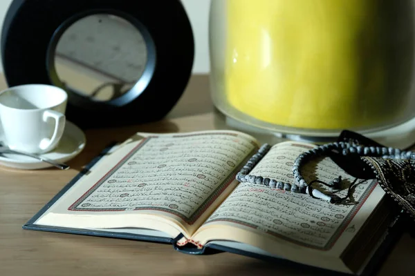 Κοράνι Και Χάντρες Προσευχής Στο Τραπέζι Ένα Κρεβάτι Ντουμπάι Ηνωμένα — Φωτογραφία Αρχείου