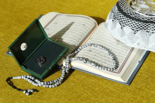 Koran Kufi Pet Qibla Kompas Gebedskralen Misbaha Symbolen Van Islam — Stockfoto