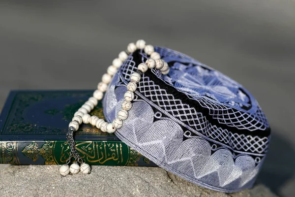 Quran Kufi Cap Prayer Beads Misbaha Symbols Islam United Arab — Stock Photo, Image