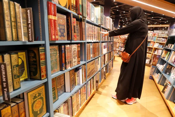 Muslimische Frau Trägt Einer Buchhandlung Abaya Den Koran Dubai Vereinigte — Stockfoto