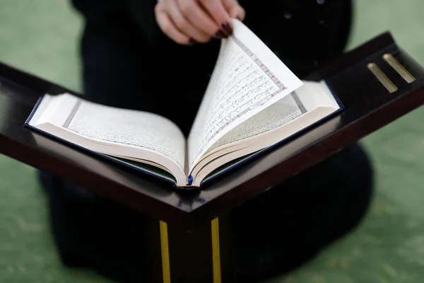 モスクでクルアーンを読むムスリム女性 ドバイ アラブ首長国連邦 — ストック写真
