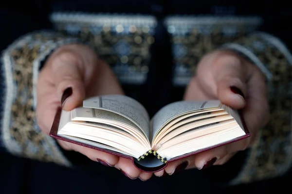 Muzułmanka Czytająca Szlachetny Koran Wyspy Owcze — Zdjęcie stockowe