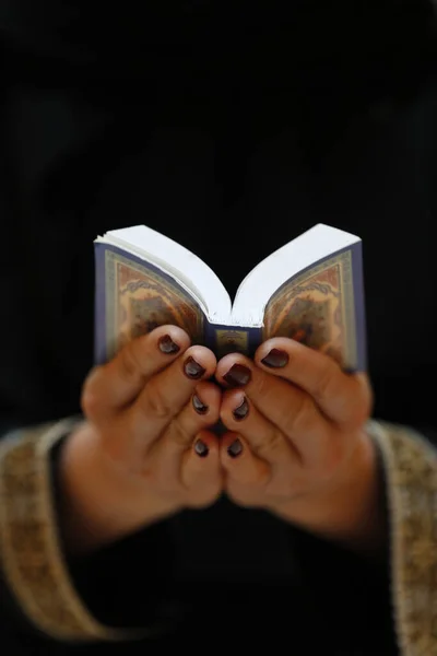 Μουσουλμάνα Που Διαβάζει Ευγενές Κοράνι Ηνωμένα Αραβικά Εμιράτα — Φωτογραφία Αρχείου