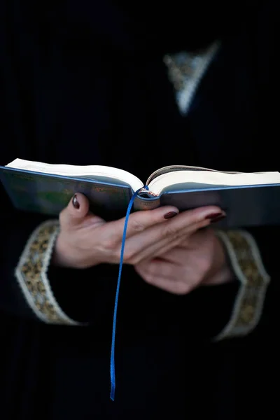 Muslimka Čte Vznešeného Korána Spojené Arabské Emiráty — Stock fotografie