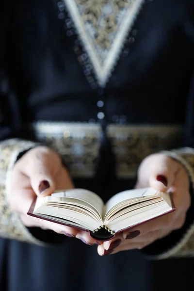 ムスリム女性は高貴なクルアーンを読みます アラブ首長国連邦 — ストック写真