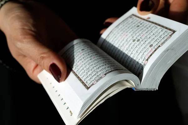 Muselman Kvinna Läsa Ädel Quran Förenade Arabemiraten — Stockfoto