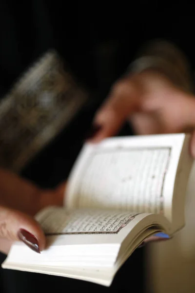 Μουσουλμάνα Που Διαβάζει Ευγενές Κοράνι Ηνωμένα Αραβικά Εμιράτα — Φωτογραφία Αρχείου