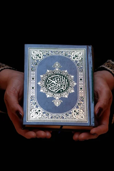 Moslimvrouw Die Cover Van Nobele Koran Toont Verenigde Arabische Emiraten — Stockfoto