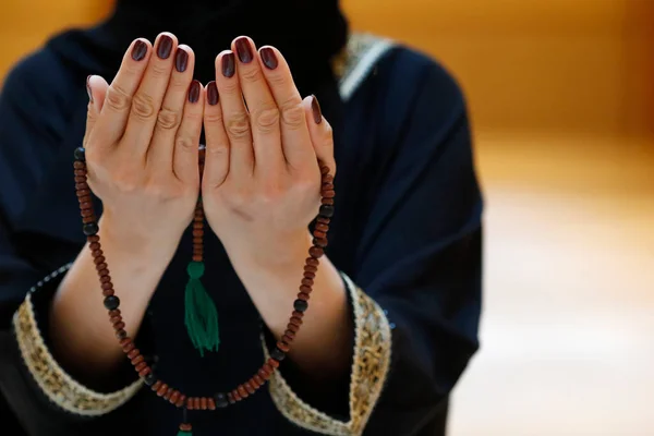 近距离观察一名穆斯林妇女手在阿巴亚 同时手持念珠和祈祷 宗教祈祷的概念 大不列颠及北爱尔兰联合王国 — 图库照片