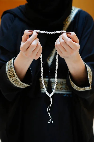 Vista Perto Uma Mulher Muçulmana Mãos Abaya Enquanto Segurando Rosário — Fotografia de Stock