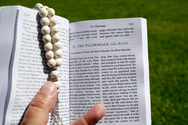 Muzułmanin Czytający Szlachetny Koran Angielsku Wyspy Owcze — Zdjęcie stockowe