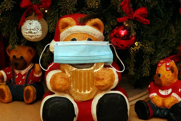Árvore Natal Com Decorações Máscara Cirúrgica Pandemia Covid Genebra Suíça — Fotografia de Stock