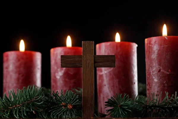 Natural Advent Wreath Crown Four Burning Red Candles Christian Cross — Stock Photo, Image
