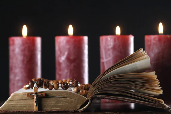 Open Bible Rosary Advent Wreath Four Burning Red Candles Christmas — Stock Photo, Image