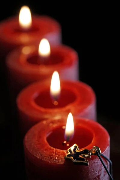 Přirozený Adventní Věnec Nebo Koruna Čtyřmi Hořícími Červenými Svíčkami Vánoční — Stock fotografie
