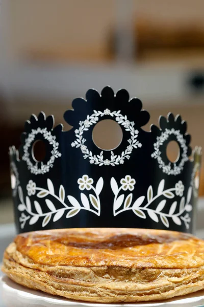 王のケーキ ガレット ロワとその王冠 1月6日から提供される人気の食品 またはエピファニー フランス — ストック写真