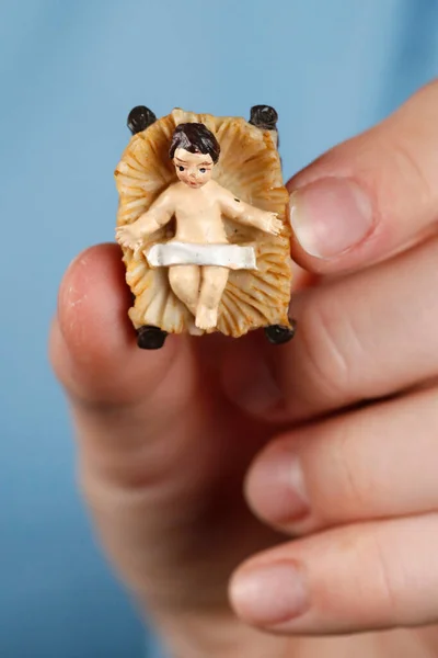 Presépio Mulher Com Berço Natal Miniatura Mão Close França — Fotografia de Stock