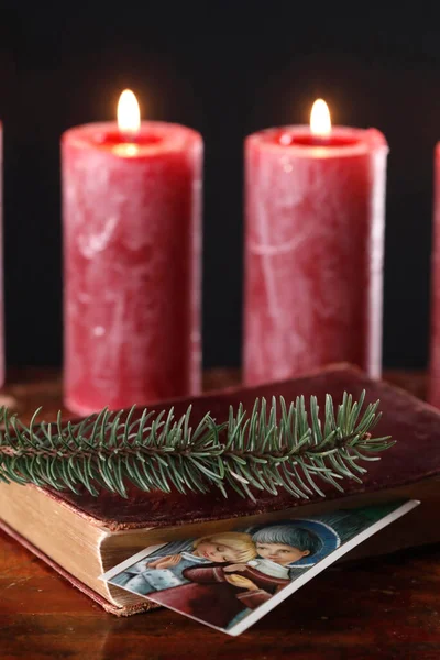 Candele Dell Avvento Rosso Della Bibbia Composizione Natalizia Francia — Foto Stock