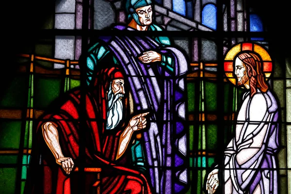Die Kirche Saint Etienne Sankt Stephen Bleiglasfenster Der Sanhedrin Prozess — Stockfoto