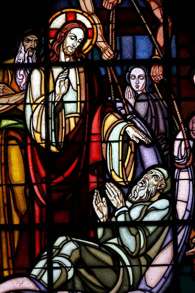 聖エティエンヌ教会 聖シュテファン教会 ステンドグラスの窓 イエスはすべての都市や村を回り 会堂で教え 王国の福音を宣べ伝え あらゆる病気やあらゆる病気を治しました — ストック写真