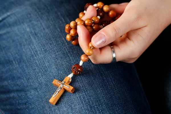 Καθολική Γυναίκα Προσεύχεται Κομπολόι Κλείστε Χέρια Σας Γαλλία — Φωτογραφία Αρχείου