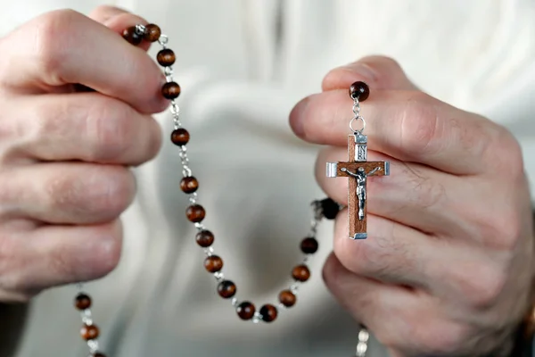 Homem Católico Rezando Com Contas Oração Feche Mãos França — Fotografia de Stock