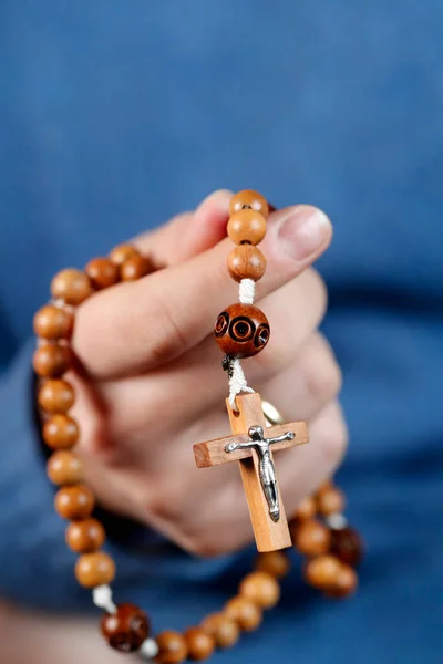 Katoliczka Modląca Się Koralikami Bliżej Rękach Francja — Zdjęcie stockowe