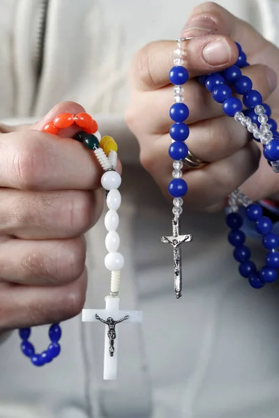 Католицький Чоловік Жінка Моляться Разом Вдома Підніміть Руки Намистинами Молитви — стокове фото