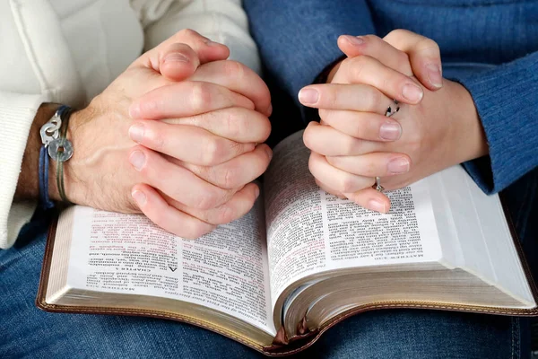 男人和女人一起在家里读圣经 在上帝和耶稣的爱中生活的基督教夫妇 — 图库照片