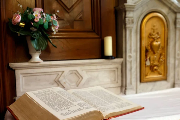 Église Catholique Bible Ouverte Sur Autel Annecy France — Photo