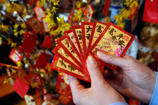 Een Pagode Boeddhistische Vrouw Met Rode Enveloppen Hongbao Aan Gele — Stockfoto