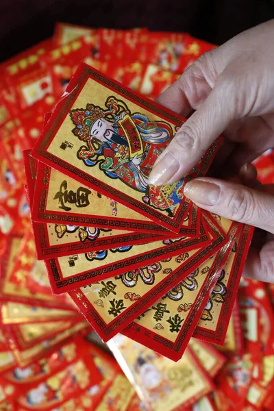 Çin ve Vietnam Yeni Yılı için kırmızı zarflar (hongbao). Kırmızı renk iyi şansın sembolüdür. Aziz Pierre en Faucigny. Fransa. 