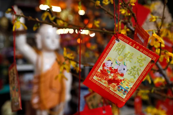 Çin Vietnam Yeni Yılı Için Sarı Ağaca Kırmızı Zarf Hongbao — Stok fotoğraf