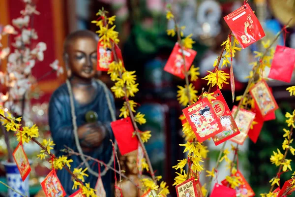 Rote Umschläge Hongbao Auf Gelbem Baum Zum Chinesischen Und Vietnamesischen — Stockfoto