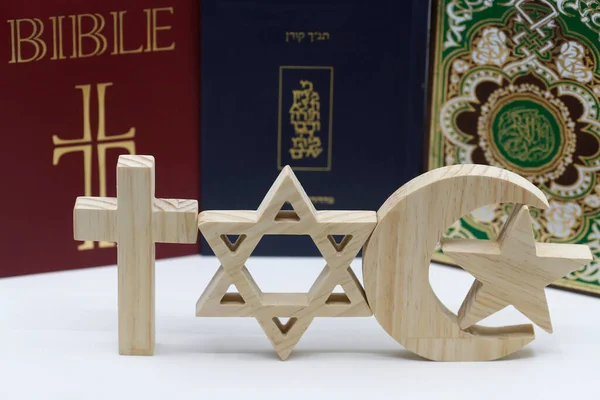 三つの一神教 キリスト教 イスラム教 ユダヤ教 サラーとクルアーンと聖書はクロス ダビデの星とイスラム教の三日月と 宗教間または宗教間のシンボル — ストック写真