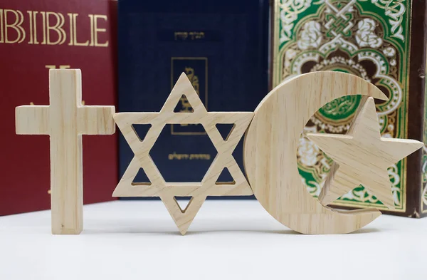 Três Religiões Monoteístas Cristianismo Islamismo Judaísmo Thorah Alcorão Bíblia Com — Fotografia de Stock