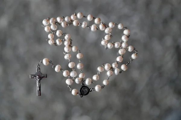 Witte Gebedskralen Met Kruisbeeld — Stockfoto