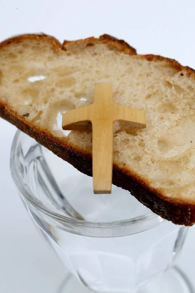 貸し出しは灰の水曜日に始まり 聖木曜日の夜に終了します キリスト教の十字架とパンのガラス — ストック写真