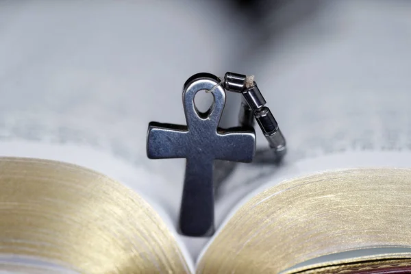 Відкрита Біблія Християнським Хрестом Віра Духовність — стокове фото