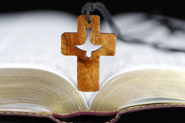 Offene Bibel Mit Christlichem Kreuz Glaube Und Ritualität — Stockfoto