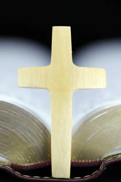 Biblia Aberta Com Cruz Cristã Spritualidade — Fotografia de Stock