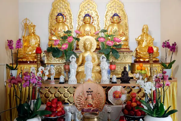 Temple Bouddhiste Quang Statues Bouddha Sur Autel Principal Génial France — Photo
