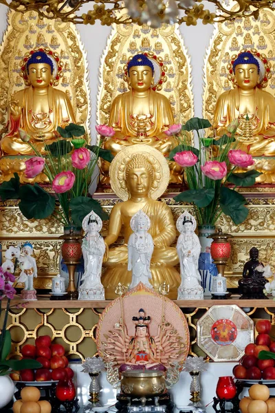 Quang Buddhistischer Tempel Buddhastatuen Auf Dem Hauptaltar Schön Frankreich — Stockfoto