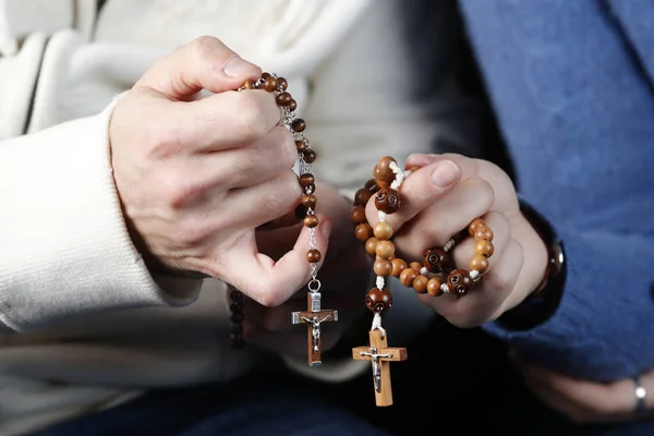 Katolík Žena Modlí Společně Doma Uzavřete Ruce Modlitebními Korálky Francie — Stock fotografie