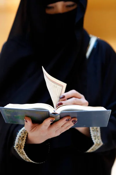 Muselman Kvinna Läsa Ädel Quran Förenade Arabemiraten — Stockfoto